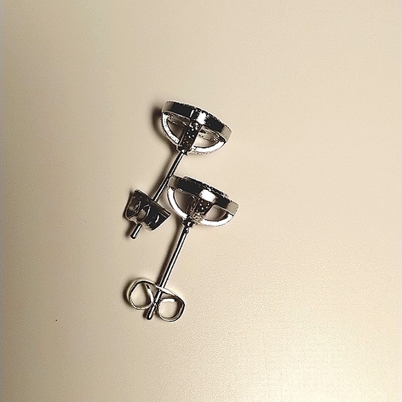 Round Zir Conia Island Copper Stud Earrings - Picture 4 of 4